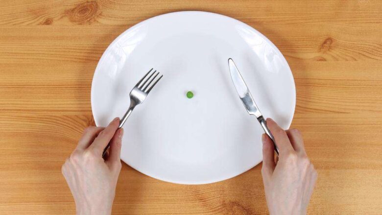 plato semi vacío con un guisante