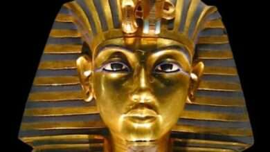 En Exipto traballan para restaurar o brillo do sarcófago de Tutankamón
